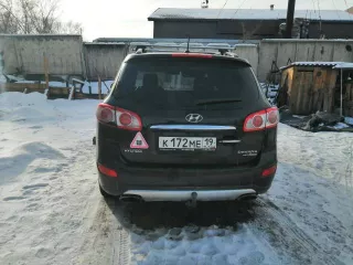 Легковой автомобиль, марка: Hyundai, модель: Santa Fe, год изготовления: 2011, VIN: KMHSH81XDCU852974, г/н: К172МЕ19. Находится в залоге на основании кредитного договора, заключенного с супругом должника.