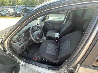 LADA Granta 2021, седан, серый, госномер Е525СВ186, VIN XTA219040N0822042, ЭПТС 1643 01040501477, СТС 99 44 703599. Вмятина возле левой передней фары.