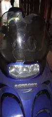 Снегоход Arctic Cat Bearcat Widetrack 660, 2006 г. в., цвет голубой, VIN: 4UF07SNW07T111265. Пробег неизвестен, отсутствует одометр, спидометр. Двигатель не заводится (требует ремонта, был утоплен), отсутствует блок управления двигателем, вариатор. Гусеница порвана, сломано лобовое стекло, вмятины…