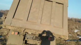 Грузовой самосвал Hovo ZZ3407S3567D 2014 года выпуска, в нерабочем состоянии. Идентификационный номер (VIN) LZZ5DYSCXEA786410, модель, № двигателя D103840 140207038127, шасси (рама) № ZZ5DYSCXEA786410, цвет кузова синий, рабочий объём 9726 куб. см., мощность двигателя 373 л. с. 274,3 кВт, тип…