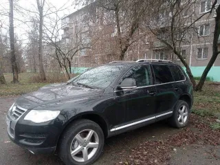 Volkswagen Touareg 2009 года, 240 л.с., пробег 226 545 км, полный привод, АКПП. Цвет черный, дизельный двигатель 3.0 л турбо. Имеются технические неисправности: повреждения ЛКП (сколы, царапины, сход лака), АКПП в аварийном состоянии (пинки, толчки, удары). Автомобиль на ходу. VIN…