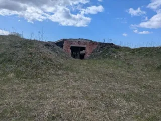 Овощехранилище 814.1 кв.м и земельный участок 4911 кв.м, Ленинградская область. Здание нежилое, овощехранилище, площадью 814,1 кв.м., кадастровый номер 47:14:0803002:2004, расположенное по адресу: Российская Федерация, Ленинградская область, Ломоносовский район, Лопухинское сельское поселение…