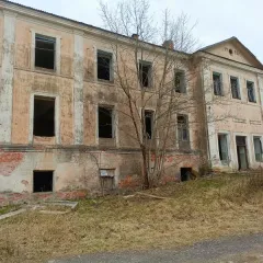 Нежилое здание 1382,6 кв.м., ЗУ 1716 кв.м., Псковская область, Плюсский округ, нежилое здание с кадастровым номером 60:16:0010407:58, площадью 1382,60 кв.м., местоположение: Псковская область, Плюсский муниципальный округ, р.п.Плюсса, ул.Совхозная, д.6 и земельный участок из земель населенных…