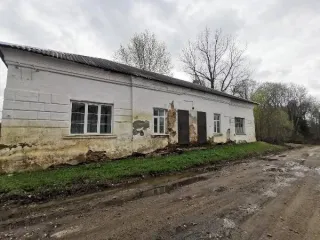 Нежилое здание (объект культурного наследия Памятник и Усадьба Сухово-Кобылина А.В.: здание семинарии, в которой учился художник Е. Честняков), 1-этажное, общая площадь 140,8 кв. м. Адрес: Ярославская область, р-н Некоузский, с. Новинское, д. 78, кадастровый номер 76:08:040406:187, с земельным…