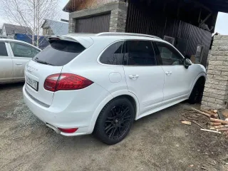 Porsche Cayenne S 2012, 400 лс, 293557 км, полный привод, АКПП. Транспортное средство PORSHE CAYENNE S 2012г.в., VIN WP1ZZZ92ZCLA51162, 400 л.с., объем двигателя 4806 куб.см., цвет белый. Требуется замена АКПП, не включается задняя передача.
