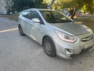 Hyundai Solaris 2013 года, VIN Z94CU51DADR073589. Автомобиль находится в залоге у ПАО «Совкомбанк».