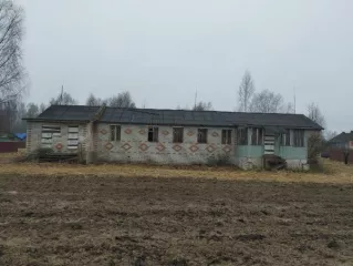 Здание по адресу: Ярославская область, Мышкинский район, село Флоровское, улица Цветочная, дом 4, количество этажей: 1, кадастровый номер 76:07:101701:72, площадью 179,4 кв.м, с земельным участком по адресу: Ярославская область, муниципальный район Мышкинский, сельское поселение Приволжское, село…
