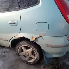 Nissan Tino 1999 года, 120 л.с., пробег 341813 км, АКПП. VIN кузова: V10-010299, номер двигателя: QG18 257875, объем 1769 см³, цвет синий, госномер У186ВР138. Требуется ремонт: значительная коррозия кузова, гнилые пороги и дно. Необходим ремонт АКПП, ходовой части и электрики (последствия…
