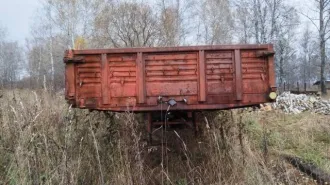 Полуприцеп бортовой 9385 1998 года выпуска, красного цвета. VIN: XТJ938500W0302295.