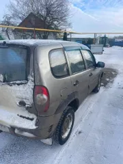 Chevrolet Niva 2013 года выпуска, VIN: Х9L212300D0474769, пробег 193000 км. Вмятина на заднем правом крыле, повреждены бампер передний и правое переднее крыло.