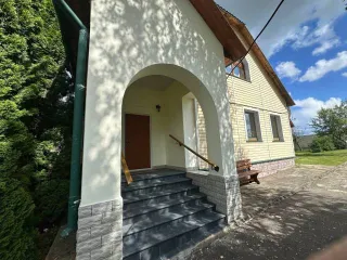 Жилой дом 292,2 м² по адресу: Московская область, Одинцовский г.о., д. Сергиево, ул. Заречная, д. 7, кадастровый номер 50:20:0080806:558. Нежилое здание (хозблок) 77,8 м² по адресу: Московская область, Одинцовский район, д. Сергиево, кадастровый номер 50:20:0080806:208. Земельный участок без…