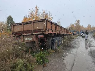 полуприцеп с бортовой платформой CIMC ZJV9400DУ, 2012г.в., г/н МТ2537 24, VIN LJRB13389CN020644, номер шасси LJRB13389CN020644, цвет красный. Начальная цена продажи 1 038 500 руб. Задаток 155800 руб. полуприцеп с бортовой платформой CIMC ZJV9400DУ, 2012г.в., г/н МТ2537 24, VIN LJRB13389CN020644…