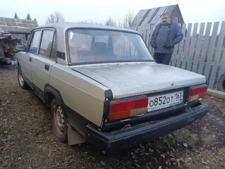 LADA 2107, 2011 года выпуска, модель LADA 210740. Автомобиль находится в удовлетворительном состоянии. Пробег более 500 000 км. Объем двигателя 72,7 л.с. (53,5 кВт). Коробка передач механика. VIN номер ХТА210740В3089528. Экологический класс третий.