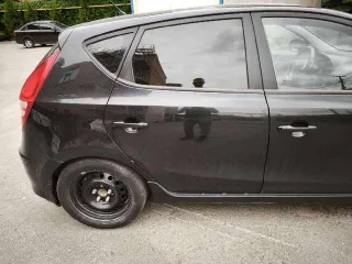 Легковой автомобиль Hyundai 130 1.6 GLS AT 2011 года, черный цвет. VIN: TMADC51DBCJ216016, ПТС: 77 YO 200069, госномер: T524TT96. Произведен в Польше, производитель: Hyundai Motor Manufacturing Czech S.R.O. (Чешская Республика). Двигатель бензиновый G4FC №BZ241111, мощность 126 л.с. (92.7 кВт)…