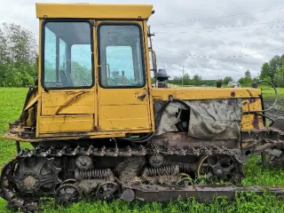 ДТ-75 МЛ 1991 года, государственный номер 6013 КВ 24. Тип двигателя: двигатель внутреннего сгорания, модель А-41, номер двигателя 040501. Вид движения: гусеничный. Паспорт самоходной машины: RU CB 622247. Цвет: желтый.