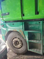 Renault AE 420 1995 года выпуска, серый цвет, левый руль. Госномер Т650АК154, VIN VF611GZA100008491, номер двигателя 5001823564. Бензиновый двигатель 18000 куб.см мощностью 415 л.с. (305 кВт). Грузовой седельный тягач, масса без нагрузки 7 450 кг, максимальная разрешенная масса 18 000 кг, пробег 1…