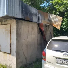 земельный участок с объектом недвижимости год постройки -1997; общая площадь – 8,6 кв.м., число этажей -1;  стены – пескоблоки; перекрытия – ж/б плиты; крыша – шиферная; полы – дощатые оргалит, электроснабжение- централизованное; отопление, водоснабжение, водоотведение – отсутствуют.        …