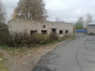 Нежилое здание с кадастровым номером 76:06:010202:400, общей площадью 66 кв. м., расположенное на земельном участке с кадастровым номером 76:06:010202:428 общей площадью 985 кв.м., по адресу: Ярославская область, Любимский район, г. Любим, ул. Октябрьская, 4а. Количество этажей: 1, год ввода в…