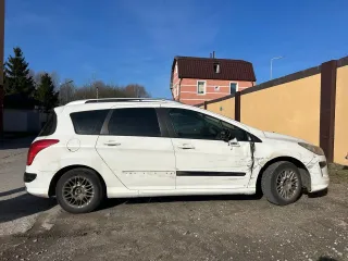 Peugeot 308 2009 года выпуска, VIN: VF34H9HZH9S017623. Залог в пользу ПАО "СОВКОМБАНК". Разбито правое переднее крыло, повреждена правая передняя дверь и зеркало заднего вида, отсутствует конструктивная часть правой задней двери, повреждено заднее левое крыло и надколесная ниша, наблюдается…