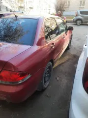 Mitsubishi Lancer, 2005 года, 75 лс, 200000 км, АКПП, VIN: JMBSRCS3A6U004057. Совместно нажитое. Автомобиль на ходу, нет аккумулятора и сигнализации, двигатель работает плохо. На передней двери и пороге незначительные вмятины и царапины. Спереди зимние шины, сзади летняя резина, коробка передач…