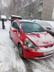 Honda Fit 2001 года, 86 лс, 320000 км, АКПП, идентификационный номер GD11015179, цвет красный, мощность двигателя 86 лс. Не работают задние стеклоподъемники, в 2024 году установлен контрактный двигатель и коробка вариатор, правый порог и крылья гнилые.