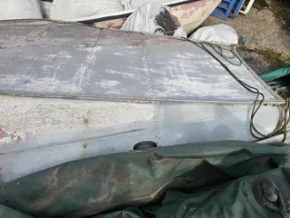 Маломерное судно 2 шт., преобразователь 1 шт., АКБ Numax 1 шт., АКБ Атлант 1 шт., алюминиевая лодка 1 шт., автомобильная фара 1 шт.