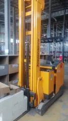 Электроштабелер Jungheinrich EVT 214, 2012 года выпуска, желтого цвета, заводской номер 91079083.