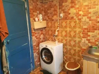 1/2 доли двух квартир и двух земельных участков, Омская область; 1/2 доля квартиры и 1/2 доля земельного участка в Омской обл.; еще 1/2 доля квартиры и 1/2 доля земельного участка в Омской обл.; жилое помещение с кадастровым номером 55:23:310103:280, адрес: Омская область, Русско-Полянский район…