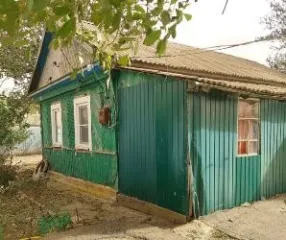 1/2 доли в праве на жилой дом, площадью 44,2 кв.м., кадастровый номер – 61:09:0010101:411, по адресу: Ростовская область, Дубовский район, х. Романов, ул. Садовая, д 49. Контакт для организации осмотра: 8-988-578-38-54. Цена: 272 000 руб.