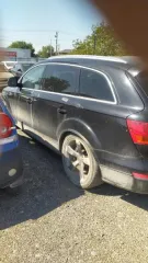 Audi Q7 2007 года выпуска, госномер А459НР761, VIN WAUZZZ4L39D012992, черного цвета. Имеет вмятину на капоте и поврежденное ЛКП, отсутствует задний дворник, повреждение боковой шины слева спереди около диска, правое зеркало заднего вида находится в сложенном состоянии, а левое в обычном. Адрес…