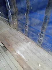 Прицеп Montracon 1996 года, идентификационный номер SMRC3A04496D54440. Техническое описание: Гнилой. Тент рваный, стойки сгнили и отвалились. Ворота плохие, резина под замену. Одно колесо отсутствует. Лопнули две пневмоподушки. Тент бока и крыша не работают.