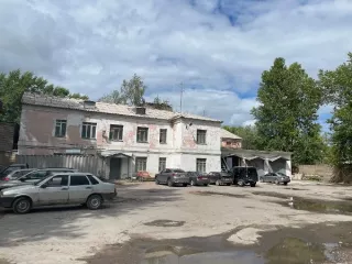 Административное здание, кадастровый номер 47:18:0000000:5130, общей площадью 609,2 кв.м.; помещение специального приемника, кадастровый номер 47:10:0000000:19824, общей площадью 294,6 кв.м.
