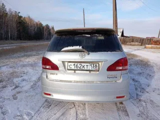Toyota Ipsum 2002 года, 160 л.с., пробег 191882 км, полный привод, автоматическая коробка передач. Кузов ACM21-5037143. Имеются следы коррозии на кузове, сколы на бамперах, посторонние звуки в коробке передач. Автомобиль находится в залоге у АО ТБанк, действует запрет на регистрационные действия…