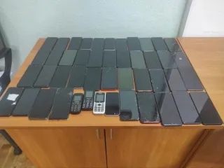 Смартфоны и мобильные телефоны 46 штук. Мобильные телефоны, смартфоны, сотовые телефоны, 46 наименований, подробнее на фото и прикреплённом извещении. Различные марки, модели и состояние. Состояние и работоспособность неизвестны. Б/у.