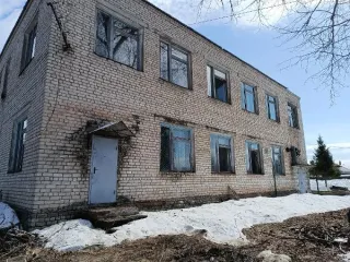 Нежилое здание 395.2 кв.м с земельным участком 1978 года Двухэтажное, кирпичное, нежилое здание 1978 года постройки в удовлетворительном состоянии. Перекрытия – железобетонные, крыша – по обрешетке металл профиль. Окна наружные с деревянными рамами, двери – дощатые, полы – деревянные. Отопление…