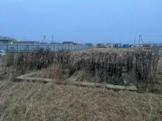 Земельный участок, адрес: Россия, Ленинградская область, р-н Волосовский, п. Кикерино, площадь: 1 003 кв. м., кадастровый номер: 47:22:0618008:513, категория/ВРИ - ЗНП/ИЖС. Находится в залоге у ПАО "Sberbank".