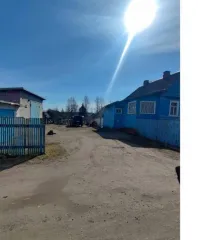 Жилой дом площадью 46,3 кв.м. по адресу: Новгородская область, Новгородский район, деревня Подберезье, улица Школьная, дом 12, кадастровый номер: 53:11:1300109:1407 и земельный участок площадью 2902 кв.м., кадастровый номер: 53:11:1300109:227.