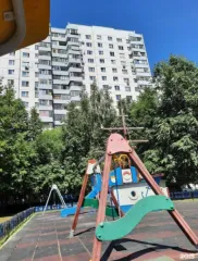 1/2 доли в праве общей долевой собственности в квартире площадью 54,2 кв. м по адресу: г. Москва, Солнцево, просп. Солнцевский, д. 7, кв. 119, к/н: 77:07:0015003:16641. Общая площадь: 54.2. Сведения об ограничениях и обременениях указаны в Выписке из единого государственного реестра недвижимости об…