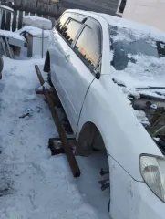 Toyota Corolla Fielder 2002 года, белый цвет, бензиновый двигатель 1.5 л (110 л.с.), АКПП. VIN отсутствует, кузов NZE121-0116349, ПТС 25 УМ 291526, госномер Е826XX27RUS. Экологический класс 4, разрешенная масса 1365 кг, снаряженная масса 1090 кг. Производитель: Toyota (Япония).