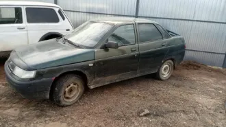 Автомобиль ВАЗ-21102 2004 года выпуска, VIN: XTA21102040707623. Кузов темно-зеленого цвета. Без государственного регистрационного знака, ключей, документов и аккумулятора. Рабочее состояние не проверялось (Уведомление №2237 К от 03.09.2025 г.).