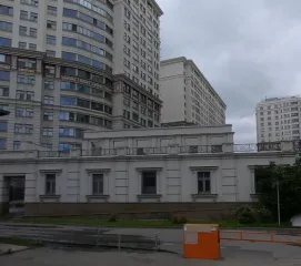 Машино-место площадью 14 кв.м по адресу: г. Москва, ул. Серпуховский Вал, д. 21, стр. 9, м/м 546, кадастровый номер 77:05:0001011:7097. Нежилое помещение машино-место площадью 14 кв.м (подземный этаж №-6.45). Общие сведения об ограничениях и обременениях: арест, запрет регистрационных действий.