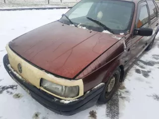 Автомобиль Volkswagen Passat, 1991 г.в., г/н М161КО44, VIN WVWZZZ31ZME090582 (Реализация по прямому назначению). Цвет красный, глубокая коррозия металла, в том числе и сквозная , в области колесных арок, порогов, понизу всех дверей, на двери багажника, на заднем левом крыле (в области задней левой…