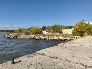 Комплекс из 11 и одноэтажных нежилых зданий в неудовлетворительном состоянии и 1 го сооружения общей площадью 2 521,10 кв.м.  кад.№ 90:19:010113:26693, 379,8 кв.м., склад  кад.№ 90:19:010113:367, 207 кв.м., мастерские гараж  кад.№ 90:19:010113:368, 135,2 кв.м., механические мастерские  кад.№…