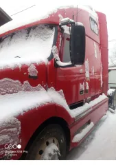 Volvo VNL 64 T660, 1999, грузовой тягач седельный, идентификационный номер (VIN) 4V4ND4JH8YN253088, цвет: красный.