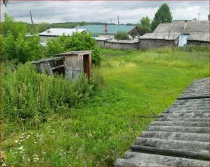 Доля в праве 1/5 на жилой дом площадью 39,4 кв.м, кадастровый номер 66:27:0901003:579, и земельный участок площадью 682 кв.м, кадастровый номер 66:27:0901003:83. Категория земель: земли населенных пунктов, вид разрешенного использования: для ведения личного подсобного хозяйства.