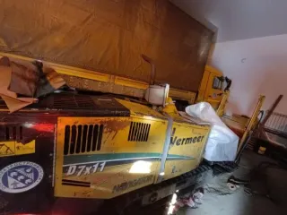 Vermeer Navigator D7X11 II, 2008, бурильная машина, цвет желтый, госномер 3021КУ46, заводской номер рамы 1VRZ130ZX81000789, номер двигателя 7J8471 (имущество обременено: арест, запрет на регистрационные действия). Марка Vermeer Navigator, год выпуска 2008, модель D7X11 II, VIN 1VRZ130ZX81000789.