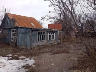 Жилое здание, площадь: 38,5 кв.м., кадастровый номер: 64:38:040501:939 и земельный участок, площадь: 410 кв.м., категория земель: Земли сельскохозяйственного назначения, разрешенное использование: Для ведения садоводства, кадастровый номер: 64:38:040501:381, адрес: Саратовская обл., Энгельсский…