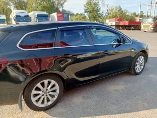 Opel Astra Sports Tourer 2012 года, VIN: XWFPE8DC1C0014765, черный цвет, разрешенная максимальная масса 2045 кг, масса без нагрузки 1503 кг, бензиновый двигатель, экологический класс четвертый, производитель ООО "АВТОТОР Т" (Россия). Автомобиль находится в Санкт-Петербурге, в залоге у ООО ПКО…
