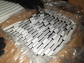 Nacomi кисти для макияжа. Комплекты для нанесения косметических средств на глаза, состоящие из комбинированной кисти с резьбовым соединением с двух сторон, с надписью «Nacomi», двух флаконов из серой пластмассы с резьбой и двух силиконовых направляющих колпачков-дозаторов для флаконов. На упаковке…