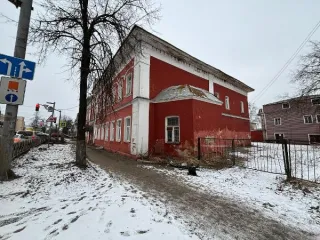 Больница, здания, участок 1993.8 кв. м, Ярославская область. Расположено по адресу: Ярославская область, г. Ярославль, Московский проспект, д. 43/10, с земельным участком, в составе: Больница, кадастровый номер 76:23:010101:11871, назначение: нежилое, количество этажей 2, в том числе подземных 1…